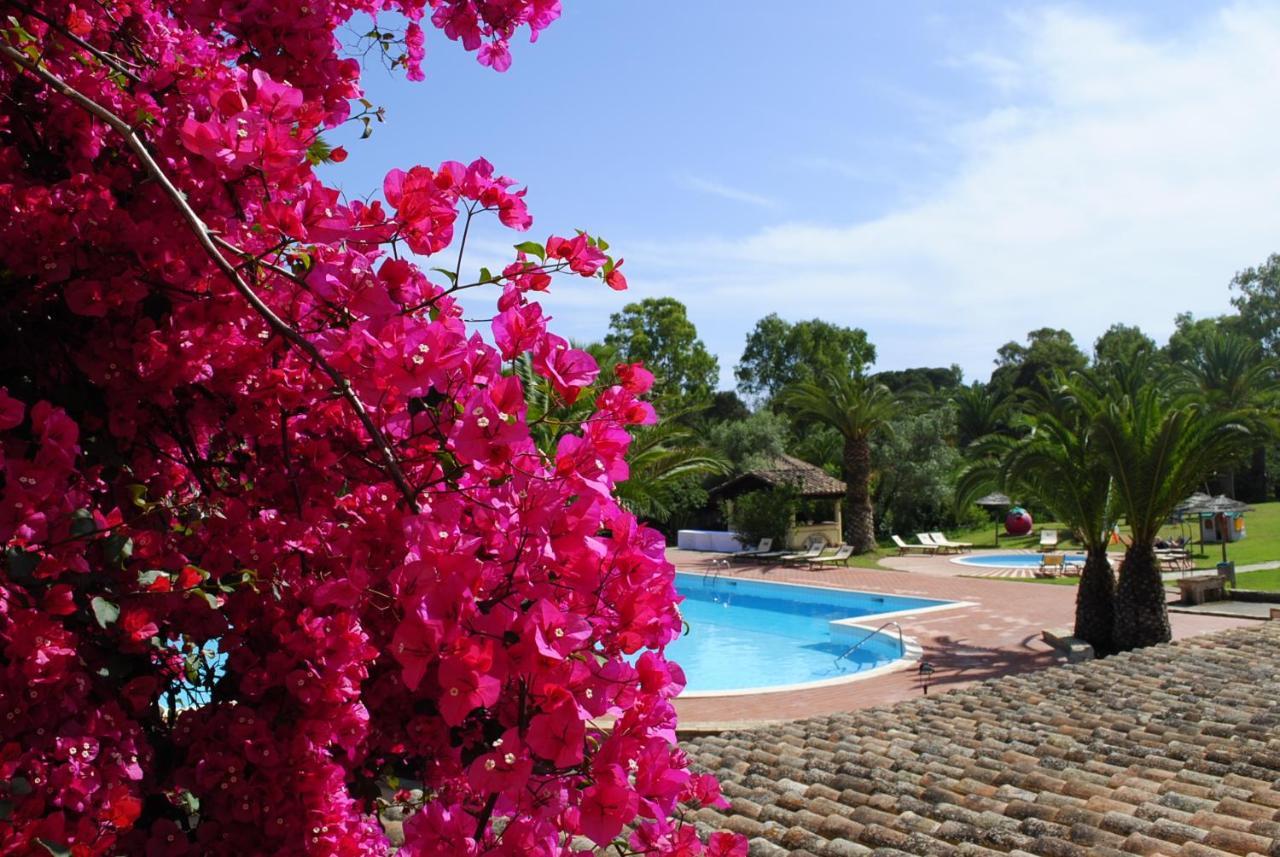 Hotel Costa Dei Fiori Santa Margherita di Pula Exterior photo